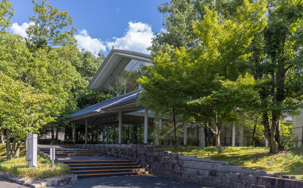 橿原神宮 境内の見どころ 崇敬会館（養正殿・宝物館・Café橿乃杜）